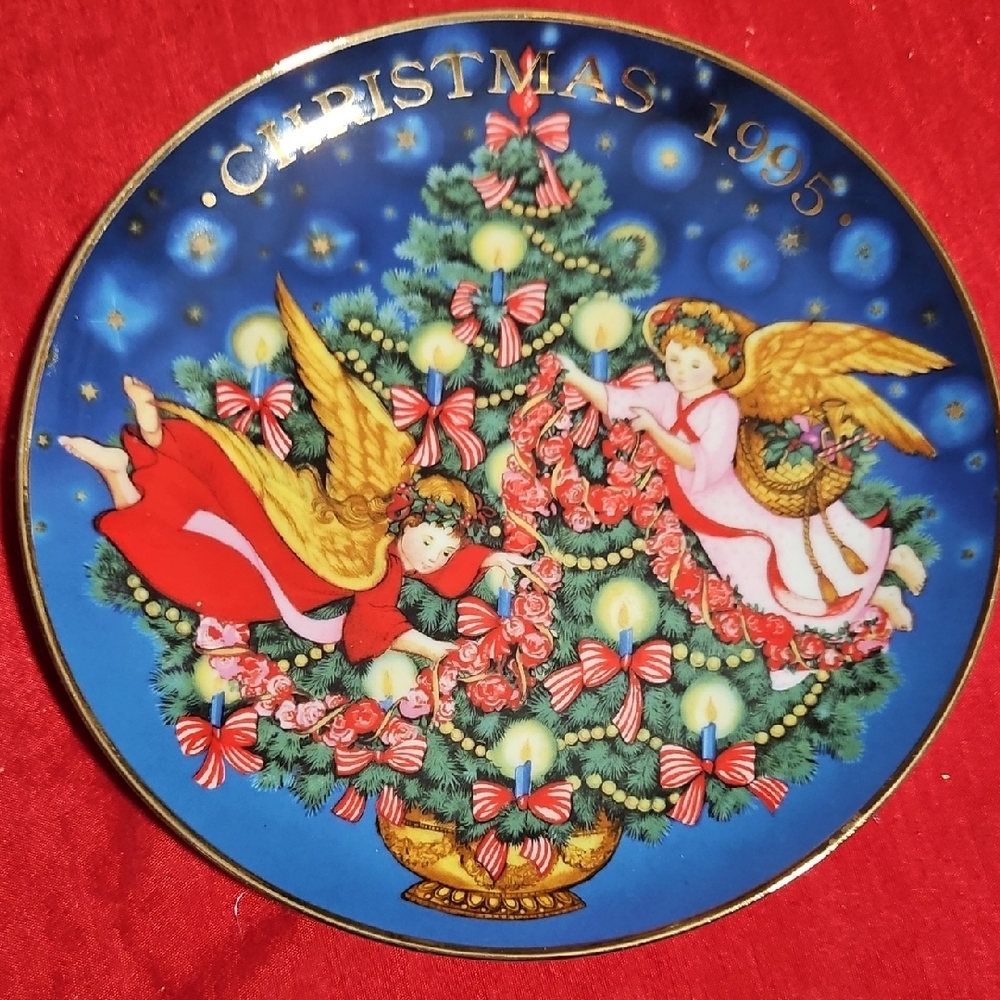 AVON 1995 Christmas Collector Plate - "Trimming the Tree"